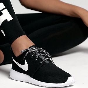 Nike Roshe One in Black